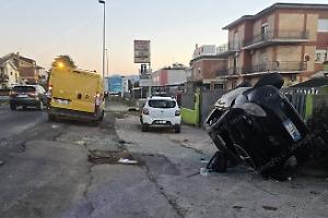 Incidente sulla Nettunense, la Lancia Ypsilon si ribalta dopo lo scontro
