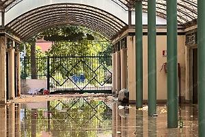 Ferito alla mano da un petardo, è uno degli abusivi dell'ex Mercatino di via Verdi