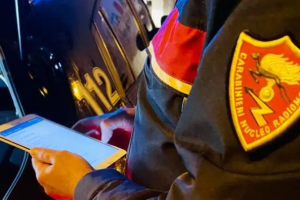 Dà in escandescenze al posto di blocco e aggredisce i Carabinieri: arrestato