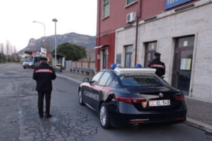 Terracina, dà fuoco a un locale alla stazione e aggredisce i Carabinieri: arrestato 22enne