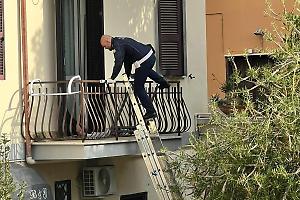 Anziana colta da un malore cade dal balcone, salvata dalla Polizia Locale