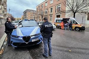 Donna trascinata a terra da due giovani, hanno cercato di rubarle la borsa
