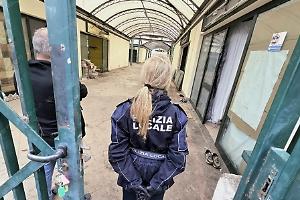 Polizia Locale e tecnici del Comune nell'ex mercatino, trovati senzatetto e allacci abusivi