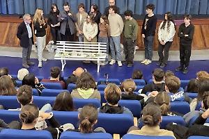 Al liceo classico una panchina bianca in memoria di Alessandro Paulotto