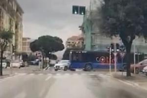 Incidente tra bus e auto in centro, due feriti ad Aprilia