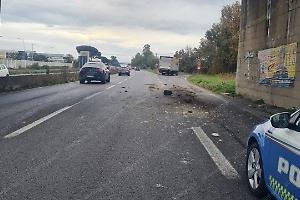 Un carico sporgente sul camion, danneggiati due ponti sulla Pontina