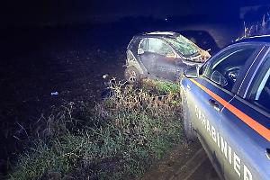 Inseguimento ad alta velocità, si dà alla fuga dai Carabinieri e poi finisce fuori strada con l'auto