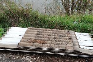 Eternit abbandonato a un passo dal fiume