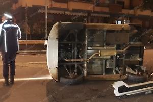 Incidente in centro, scontro tra microcar e una Ford Fiesta