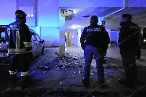 Bomba in viale Kennedy, una testimone: "Ho visto scappare un ragazzo incappucciato"