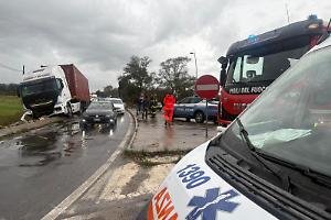 Camion sbanda sulla Pontina e finisce fuori strada