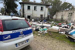 Abbandona rifiuti, incastrato dalle telecamere