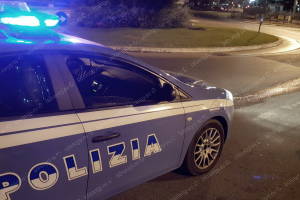 E' a casa con i figli e i ladri entrano: poi si lanciano dal balcone