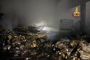 Incendio in una fabbrica dolciaria ad Aprilia: capannone distrutto e struttura dichiarata inagibile
