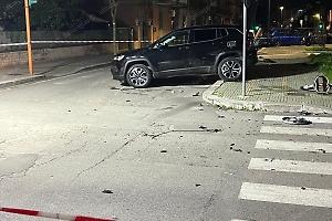 Incidente all'incrocio, con l'auto centra la Jeep che abbatte un palo: tre feriti