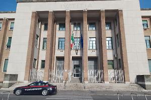 Picchia moglie e figlie con il manico di scopa, condannato