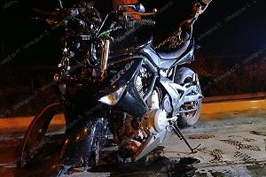 Un'auto gli taglia la strada, ventenne sbalzato dalla moto