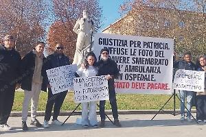 Foto choc di Patricia, la protesta dei familiari in Tribunale