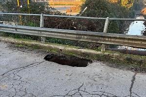 L'asfalto cede e si forma una buca enorme, chiuso il ponte di via Cagliari