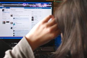 Ricatto hard alla ex: "Mando a tua madre le tue foto nude"