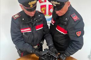 Pistola scacciacani senza tappo rosso sotto il sedile: denunciato 34enne a Terracina