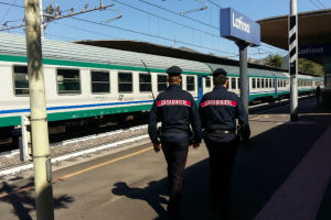 Latina Scalo, rubano la borsa a una barista e tentano di usare il bancomat: due denunciati