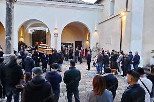 Una folla per i funerali di Francesco Valeriano a Formia
