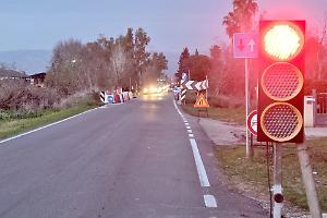 Dopo l'incidente frontale arriva il semaforo sul ponte danneggiato