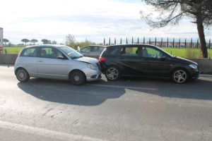 Incidente sulla Pontina al km 48 nord: tre feriti nello scontro tra due auto