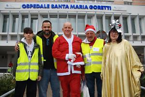 Regali e sorrisi per i piccoli pazienti del Goretti