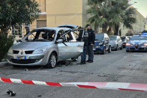 Nuovo attentato esplosivo, bomba carta devasta un’auto al Nicolosi