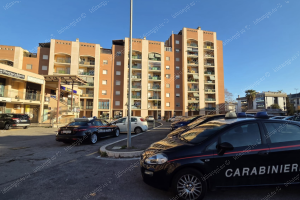 Precipita dal quarto piano, perde la vita un uomo di 87 anni