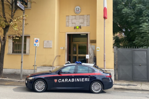 Pontina, inseguimento da film ad alta velocità: con l'auto rubata sperona i carabinieri