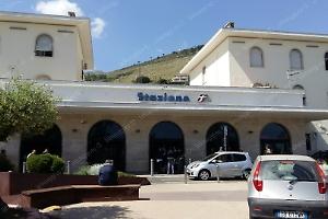 Accoltellamento alla stazione di Formia: peggiorano le condizioni della 22enne di Minturno