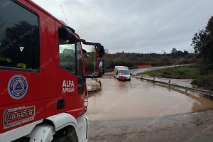 Un furgone resta bloccato nell'acqua alta in via Riserva Nuova, il conducente salvato dalla Protezione Civile