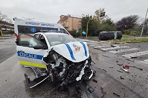 Scooter in fuga passa col rosso, pattuglia in sirena si scontra con un suv