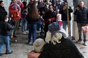 Il maltempo non ferma la Befana di Aprilia, donate le calze con dolci a centinaia di bambini