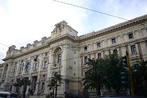 Dirigente scolastica sospesa, gli studenti del Pacinotti manifestano a sostegno della preside