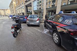 Furto e carte di credito usate: inseguimento in centro, un arresto e un denunciato