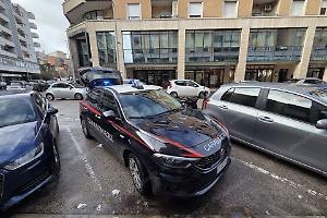 Sorpresi a fare shopping con la carta rubata in un negozio, fermati due uomini