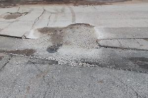 Strade non riparate dopo gli scavi: «Il Comune di Aprilia metta in mora le ditte