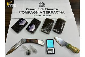 Sabaudia, mezzo chilo di hashish e due coltelli in casa: sequestro della Guardia di Finanza