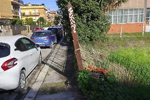 Esposto in Prefettura per la recinzione in via Traiano: «Dopo 2 anni è ancora pericolante»