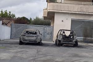 Aprilia, incendio nel piazzale dell'autonoleggio: distrutte due auto