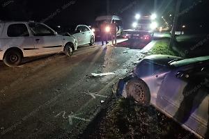 Maxi incidente con cinque feriti, coinvolti tre auto e un pedone