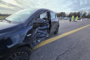 Inversione sulla Pontina con un neonato a bordo, famiglia coinvolta in un incidente