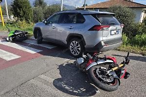 Due moto cadono e finiscono nella corsia opposta, ferita una ragazza