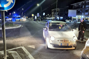 Carambola nella rotatoria contromano, alla guida un anziano in stato confusionale