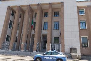 Tenta di strangolare la madre, condannato a quattro anni e otto mesi