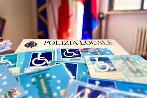 Fondi, stretta sui contrassegni disabili: ritirati 47 tesserini tra falsi, scaduti e intestati a deceduti